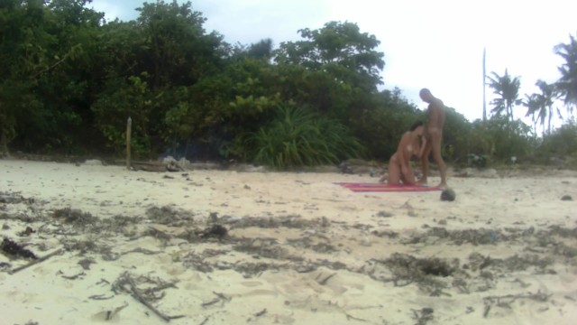 Семейная пара поехала к морю и стала трахаться на пляже на камеру