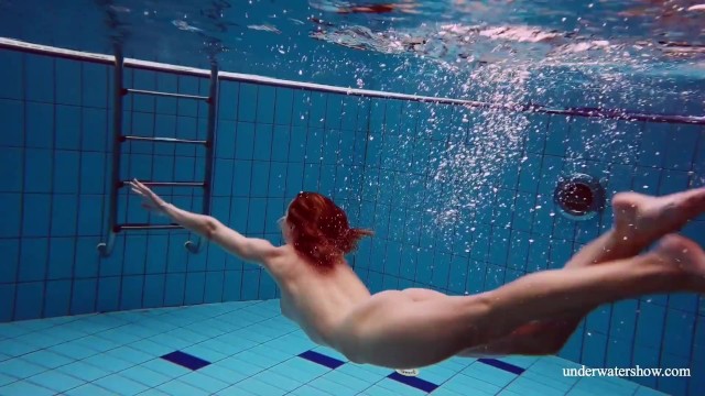 Красотка купается голой в бассейне и позволяет снимать себя на камеру