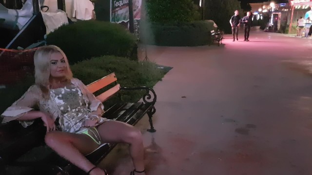 Развратная блондинка гуляет по городу и мастурбирует вагину
